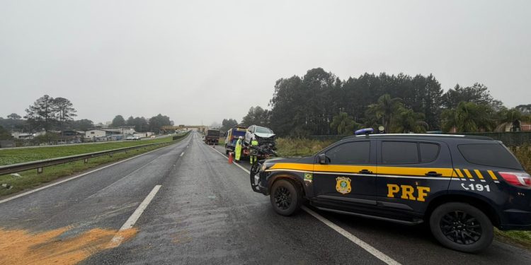 Acidente envolvendo caminhão, carro e motocicleta deixa dois feridos graves na BR-277, em Campo Largo