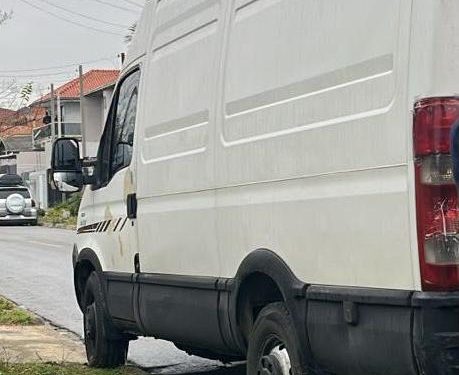 PM recupera van furtada e prende indivíduo no bairro Tatuquara