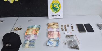 Traficante engole drogas ao perceber chegada da PM e acaba preso pela CORP no Centro de Curitiba