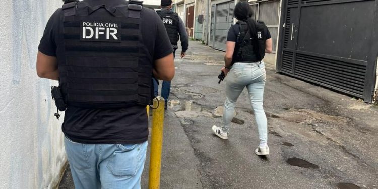 Delegacia de Furtos e Roubos prende dois suspeitos de quadrilha que furtou R$ 1,7 milhão em joias de apartamentos de luxo