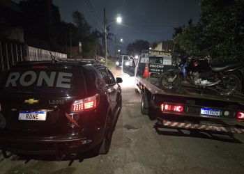Tornozelado é neutralizado em confronto com a RONE; moto furtada usada em roubos é recuperada em Curitiba