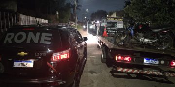 Tornozelado é neutralizado em confronto com a RONE; moto furtada usada em roubos é recuperada em Curitiba
