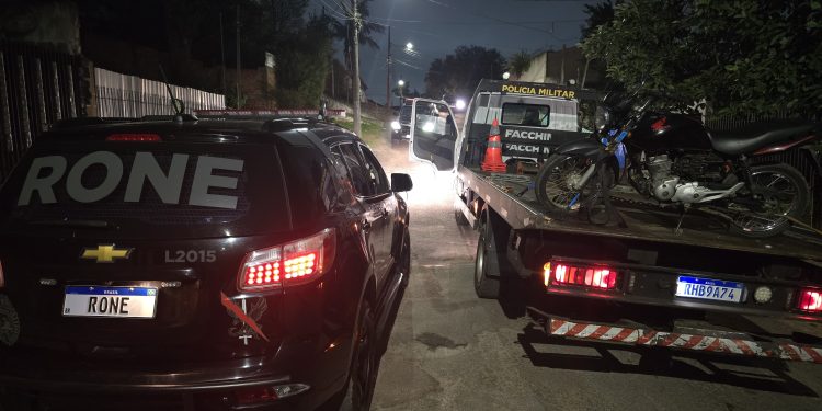 Tornozelado é neutralizado em confronto com a RONE; moto furtada usada em roubos é recuperada em Curitiba