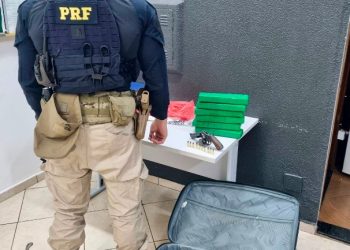 PRF apreende maconha e revólver com passageiro de ônibus na BR-277