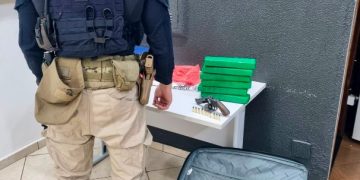 PRF apreende maconha e revólver com passageiro de ônibus na BR-277
