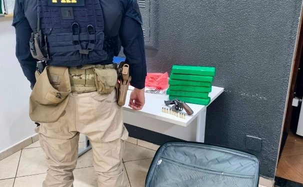 PRF apreende maconha e revólver com passageiro de ônibus na BR-277