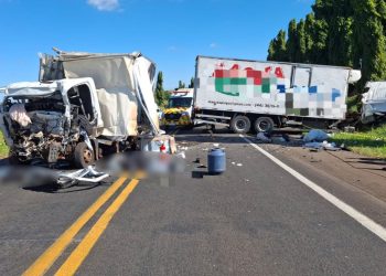 Colisão frontal entre caminhões deixa dois mortos na PR-323