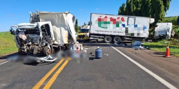 Colisão frontal entre caminhões deixa dois mortos na PR-323