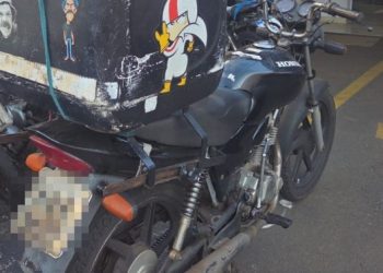 Homem é preso com motocicleta furtada e diz ter comprado veículo por anúncio na internet