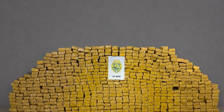 Polícia Militar apreende quase meia tonelada de maconha e prende três homens