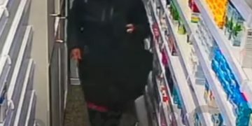 Mulher investigada por participação em roubos a farmácias é presa pela Polícia Militar em Curitiba