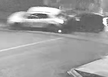Motorista avança preferencial, provoca acidente e carro atinge loja no Santa Quitéria