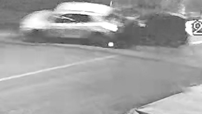 Motorista avança preferencial, provoca acidente e carro atinge loja no Santa Quitéria