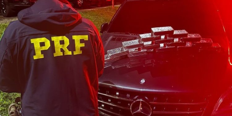 PRF apreende 16 quilos de crack em fundo falso de carro paraguaio na BR-277