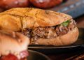Sandubas de pastrami na parilla: um “tesouro escondido” no cardápio do Cantuca, em Curitiba