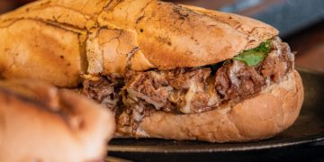 Sandubas de pastrami na parilla: um “tesouro escondido” no cardápio do Cantuca, em Curitiba