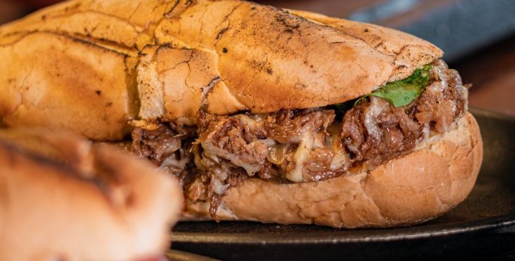 Sandubas de pastrami na parilla: um “tesouro escondido” no cardápio do Cantuca, em Curitiba
