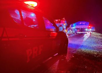 Motorista morre preso às ferragens em colisão frontal entre caminhonete e caminhão na BR-277