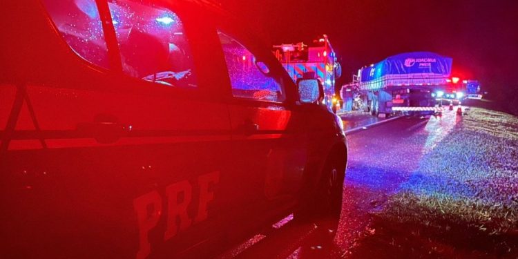 Motorista morre preso às ferragens em colisão frontal entre caminhonete e caminhão na BR-277