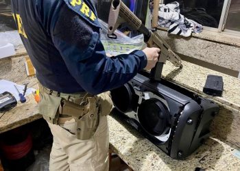 PRF apreende fuzil escondido dentro de caixa de som na BR-277