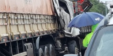 Caminhoneiro morre ao colidir na traseira de carreta estacionada em frente de posto da PRF na BR-277