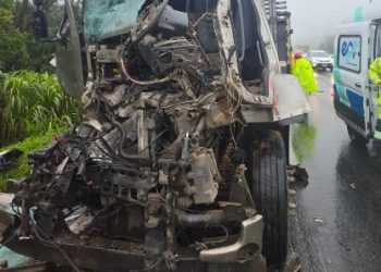 Caminhoneiro morre ao colidir na traseira de carreta estacionada em frente de posto da PRF na BR-277