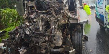Caminhoneiro morre ao colidir na traseira de carreta estacionada em frente de posto da PRF na BR-277