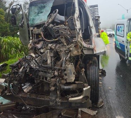 Caminhoneiro morre ao colidir na traseira de carreta estacionada em frente de posto da PRF na BR-277