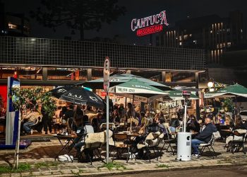 Bar de Curitiba transmite os jogos de diversas seleções na Copa do Mundo com chope em promoção durante o torneio