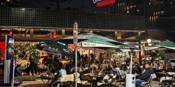 Bar de Curitiba transmite os jogos de diversas seleções na Copa do Mundo com chope em promoção durante o torneio