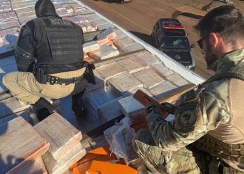 PRF e PM apreendem quase 3 toneladas de maconha escondidas em fundo falso de caminhão no Paraná
