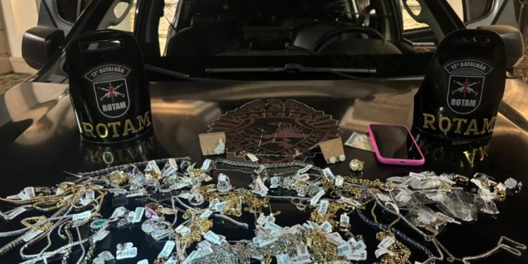 ROTAM recupera joias roubadas de joalheria no Shopping Crystal, em Curitiba