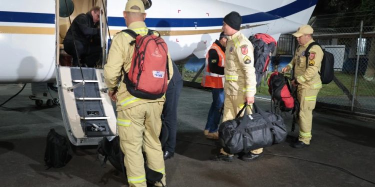 Bombeiros do Paraná especialistas em busca e resgate em estruturas colapsadas embarcam para a Venezuela após terremoto