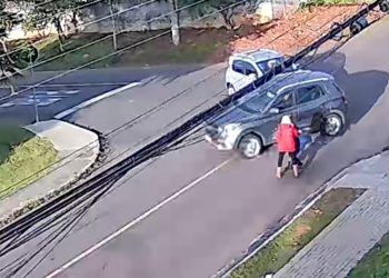 Avó e neto são atingidos por carro após colisão no Hauer