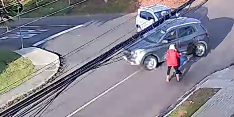 Avó e neto são atingidos por carro após colisão no Hauer