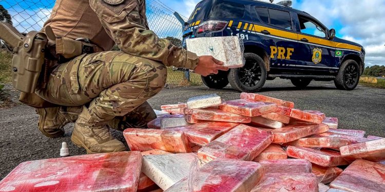 PRF apreende quase 100 kg de cocaína escondidos em carreta no Paraná