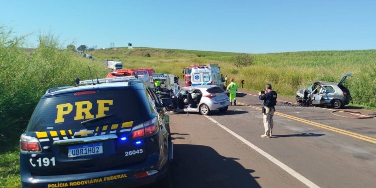 Colisão frontal na BR-369 deixa dois mortos e três feridos graves