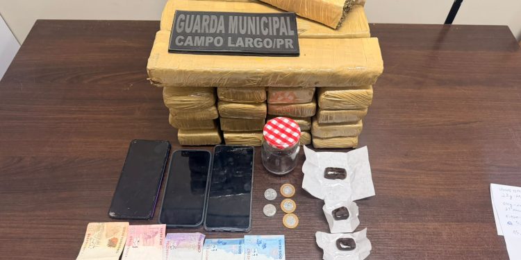 Guarda Municipal apreende mala com maconha e detém três pessoas em Campo Largo