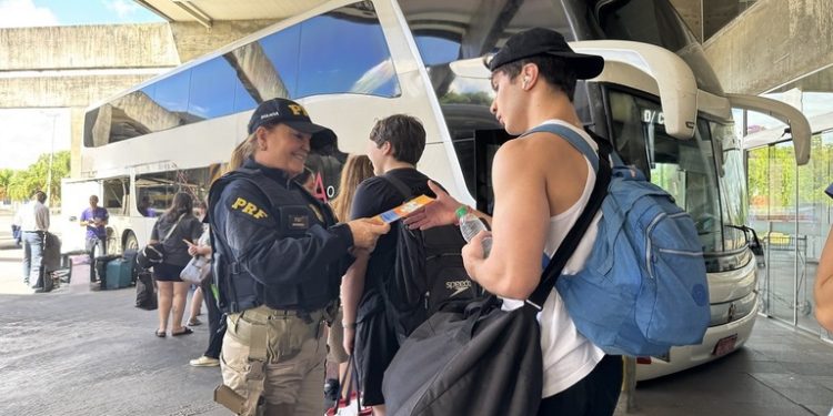 PRF inicia Operação Corpus Christi 2026 nas rodovias federais do Paraná