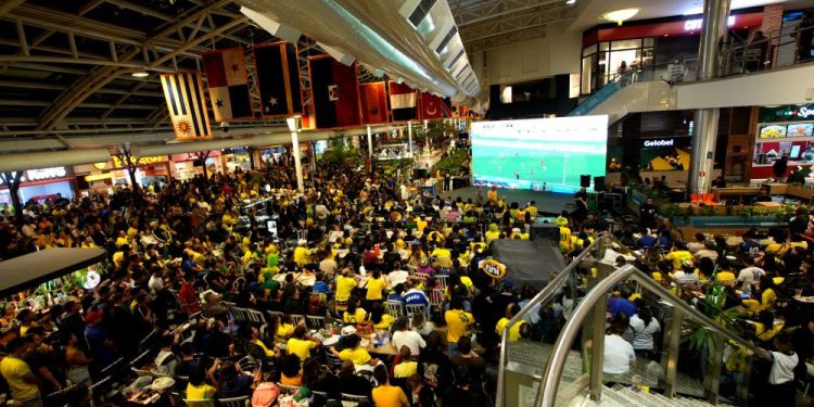 Chuva de figurinhas e clima de estádio: Shopping Estação espera casa cheia para Brasil x Escócia nesta quarta-feira (24/06)