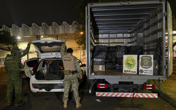 PMPR e PF apreendem 4 mil pacotes de cigarros contrabandeados em Foz do Iguaçu