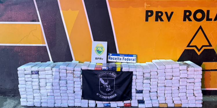 PMPR apreende 340 quilos de maconha, medicamentos e eletrônicos em ônibus