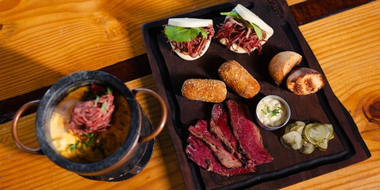 Festival do Pastrami reúne receitas artesanais todas as quartas-feiras com valor promocional em Curitiba