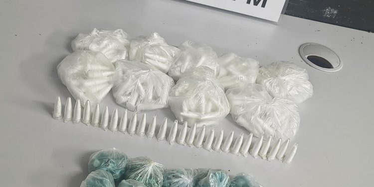 PM apreende centenas de porções de drogas escondidas na região central de Curitiba