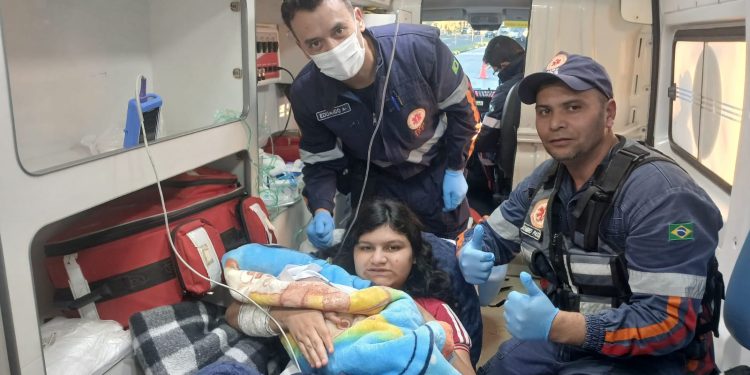 Bebê nasce dentro de ambulância do SAMU durante transporte para hospital em Curitiba