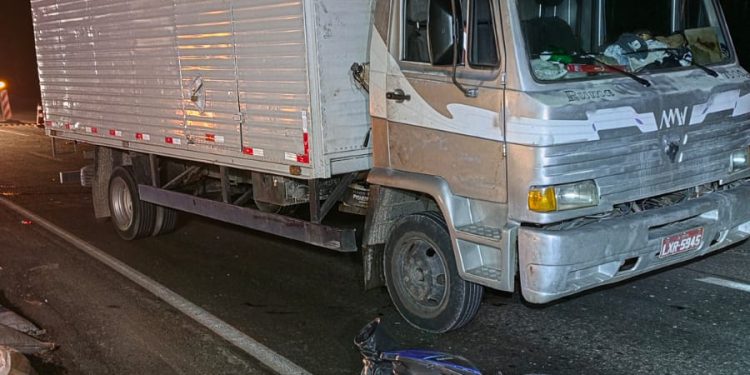 Motociclista morre após ser derrubada e atropelada por caminhão no Contorno Norte