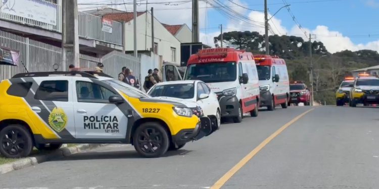 Homem é morto e mãe fica ferida em ataque a tiros no Santa Cândida, em Curitiba