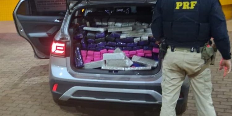 PRF apreende 346 quilos de drogas após acompanhamento tático na BR-277, em Cascavel