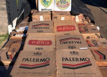 Ação integrada encontra caminhão abandonado com carga de 20 mil pacotes de cigarros contrabandeados