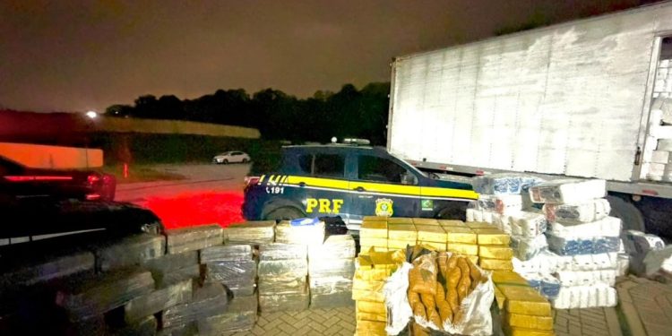 PRF apreende mais de duas toneladas de maconha escondidas em carga de papel higiênico na Grande Curitiba